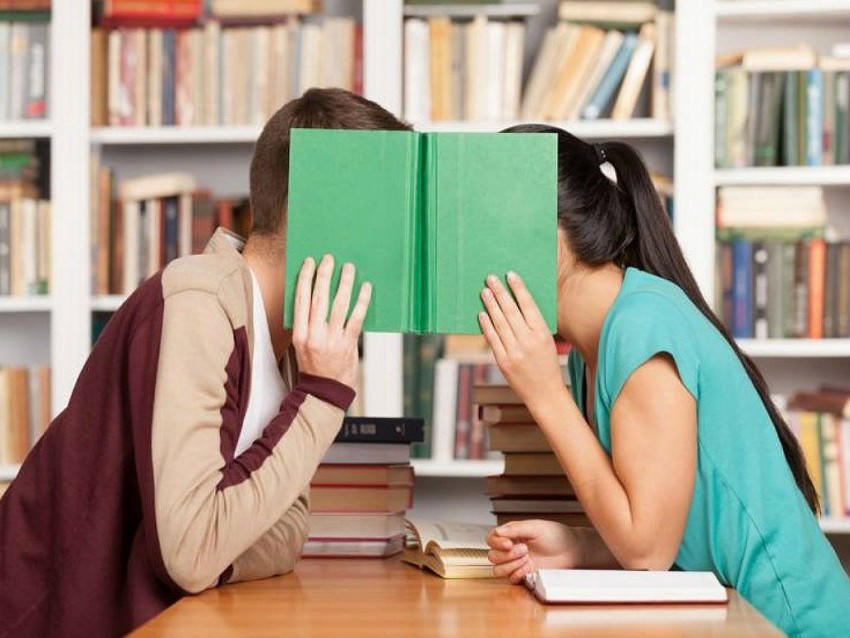 Học sinh ăn "trái cấm" quá sớm sẽ ảnh hưởng đến sự phát triển của tâm sinh lý