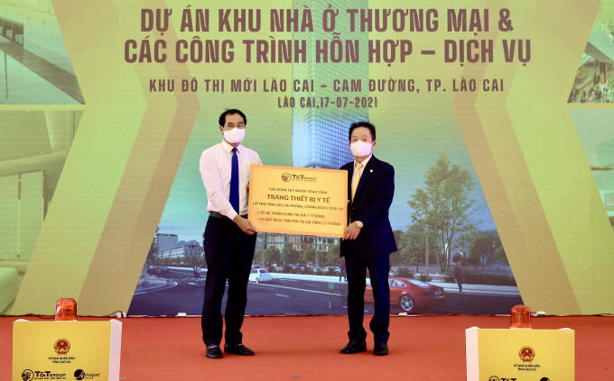 Ông Đỗ Quang Hiển, Chủ tịch HĐQT kiêm Tổng Giám đốc Tập đoàn T&T Group (bên phải) trao tặng trang thiết bị y tế hỗ trợ công tác phòng, chống dịch Covid-19 cho ông Trịnh Xuân Trường, Chủ tịch UBND tỉnh Lào Cai.