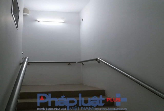 Bên trong hầm thoát hiểm.