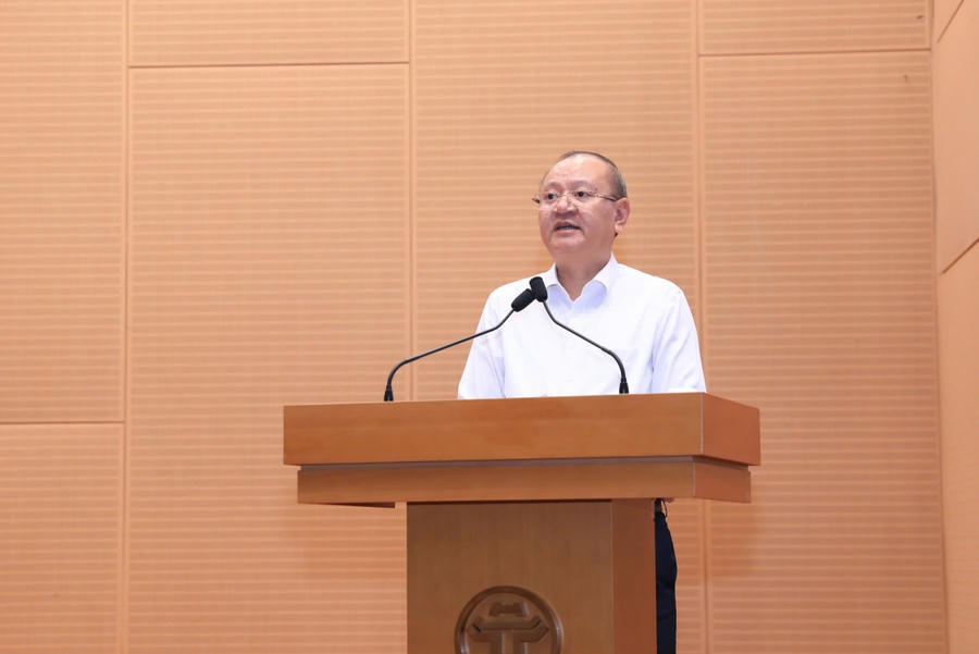 Ông Hoàng Văn Bằng, Phó Giám đốc Trung tâm Phục vụ hành chính công TP Hà Nội phát biểu tại chương trình tập huấn.