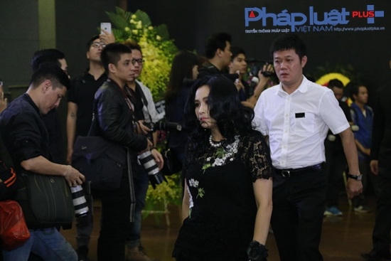  Ca sĩ Thanh Lam thất thần trong đám tang Trần Lập.