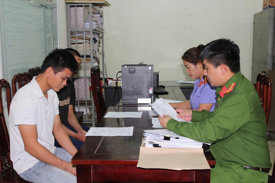 Đối tượng Trần Đình Hào và Phạm Đình Thế tại Cơ quan CSĐT. Ảnh :Công an tỉnh Nghệ An.