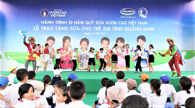 Vinamilk trao tặng 46.500 ly sữa cho trẻ em Quảng Nam