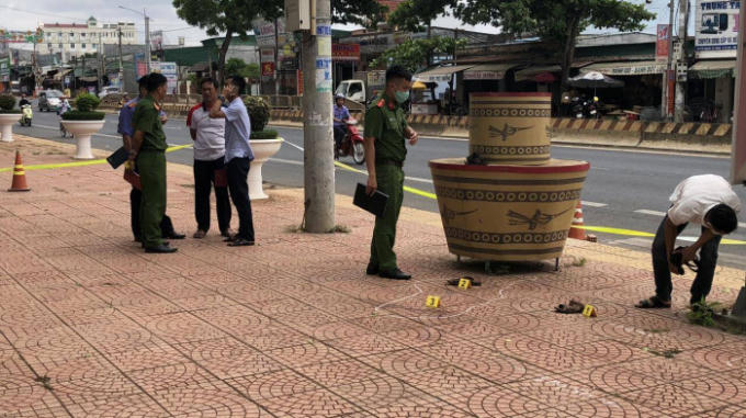 Cơ quan chức năng tiến hành khám nghiệm hiện trường.