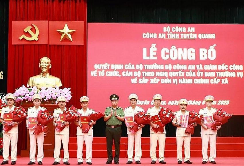 Thừa ủy quyền của Bộ trưởng Bộ Công an, Thiếu tướng Nguyễn Đức Thuận, trao Quyết định và tặng hoa cho các Phó Giám đốc Công an tỉnh Tuyên Quang (sau sáp nhập).