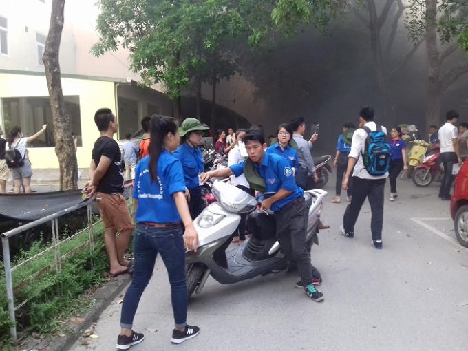 Di chuyển xe ra khỏi đám cháy...