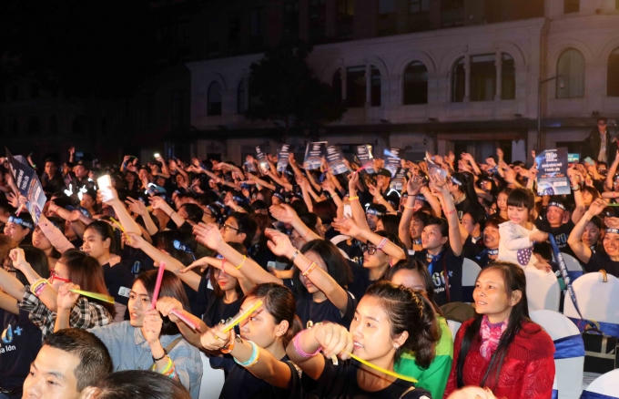 Tất cả mọi người đều rất hào hứng trong sự kiện Giờ Trái đất 2016 (Ảnh: Trần Liễu)