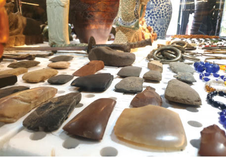 Bộ sưu tầm rìu đá, đồ trang sức của đồng bào Tây Nguyên.