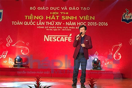 Đại tá - NSƯT Dương Minh Đức - nguyên Trưởng khoa Thanh nhạc, Phó Hiệu trưởng Trường đại học Văn hóa – Nghệ thuật Quân đội đánh giá cao tiếng hát của các sinh viên. Ảnh: Loan Bảo.