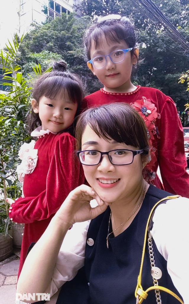 Hình ảnh chị Trang chụp ảnh cùng 2 con gái khi tan ca trực vào ngày mùng 1 Tết vừa qua, chuẩn bị đi chúc Tết ông bà nội, ngoại (Ảnh: nhân vật cung cấp).