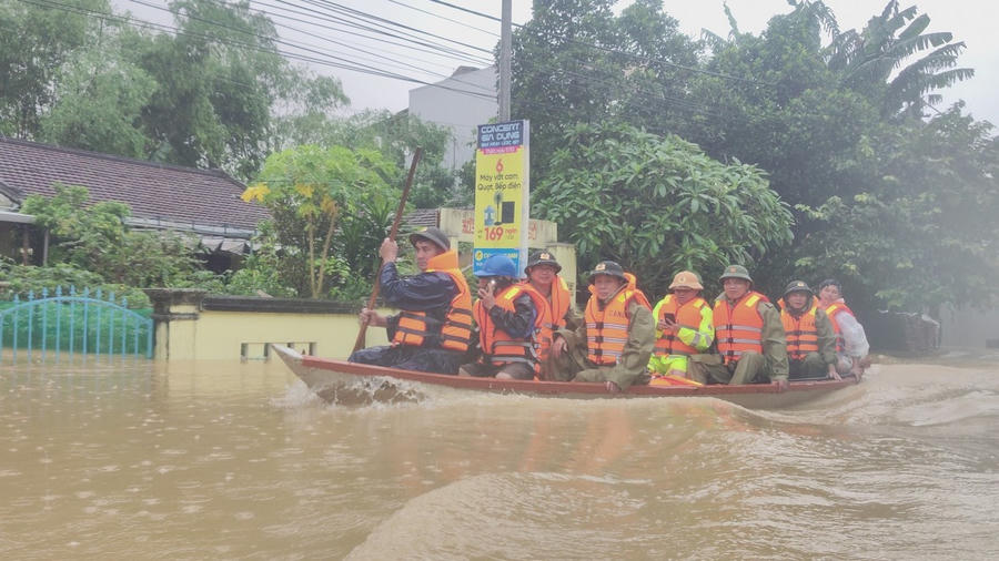 Lãnh đạo CATP Đà Nẵng trực tiếp tham gia hỗ trợ người dân trong mưa lũ - Ảnh Công an Đà Nẵng.