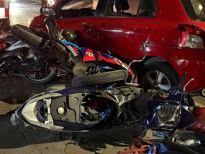 Ve máy bị va chạm nằm trên vỉa hè.