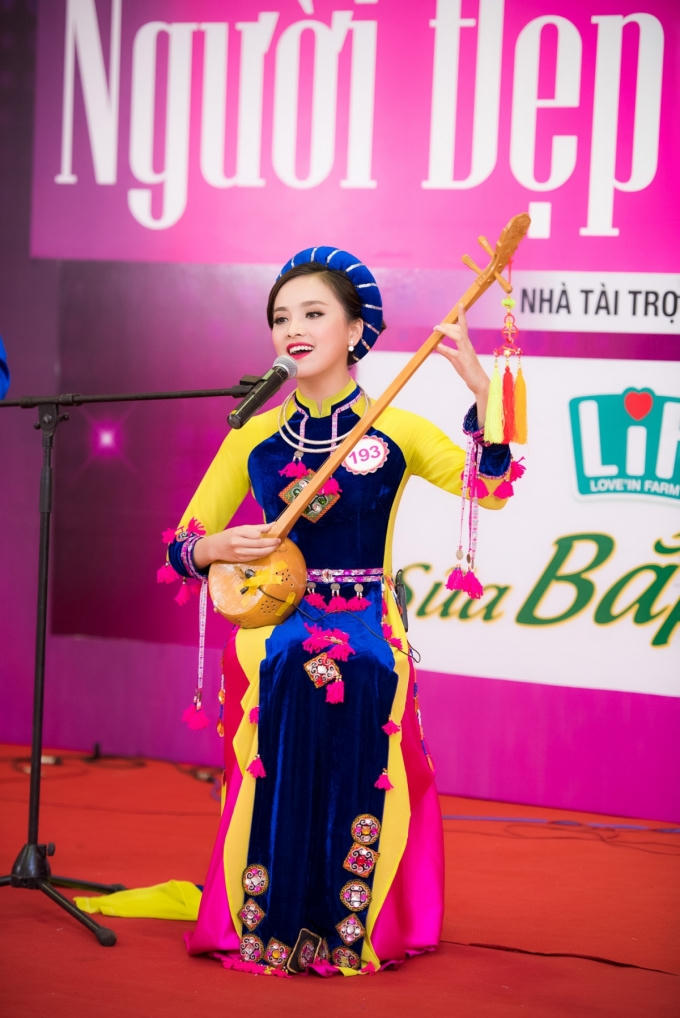Trần Tố Như (SBD 193) trình diễn khả năng vừa đánh đàn nhạc cụ dân tộc vừa hát ca khúc “Tiếng đàn tính quê em” mang đậm hơi thở núi rừng.