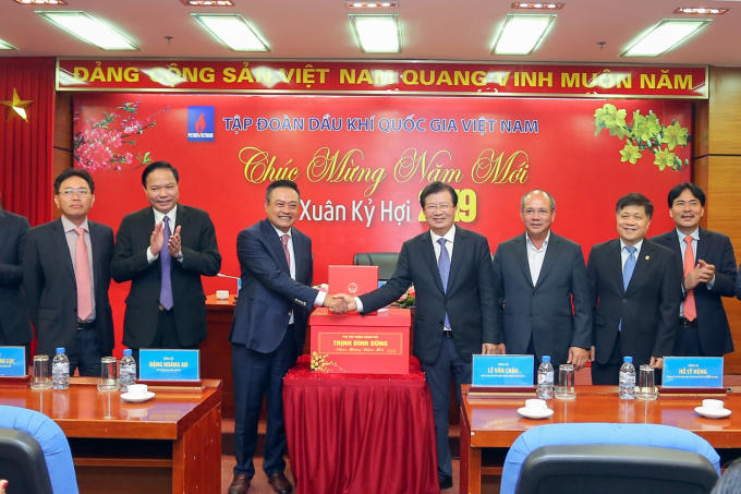 Phó Thủ tướng Trịnh Đình Dũng tặng quà mừng năm mới Tập đoàn Dầu khí Việt Nam. (Ảnh: PetroTimes)