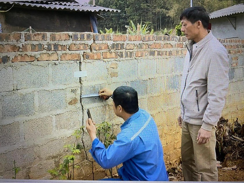 Tường nhà của người dân trong thôn Hiệp Lực bị nứt ở vị trí gần hố sụt lún. (Ảnh: SGGP).
