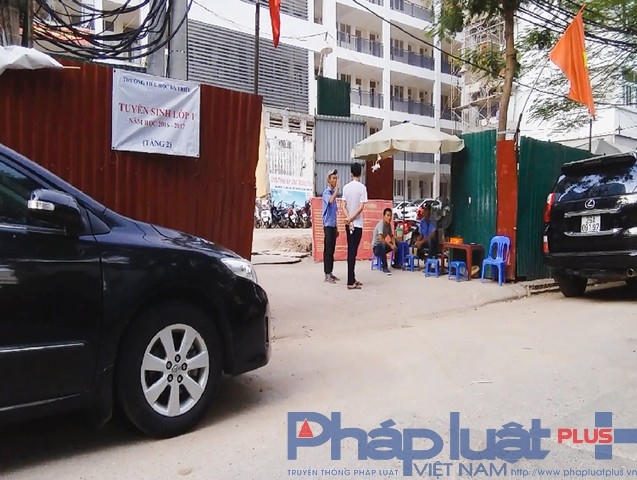 Tại điểm trông giữ xe này, thường xuyên xuất hiện từ 4- 6 nhân viên trông giữ xe.