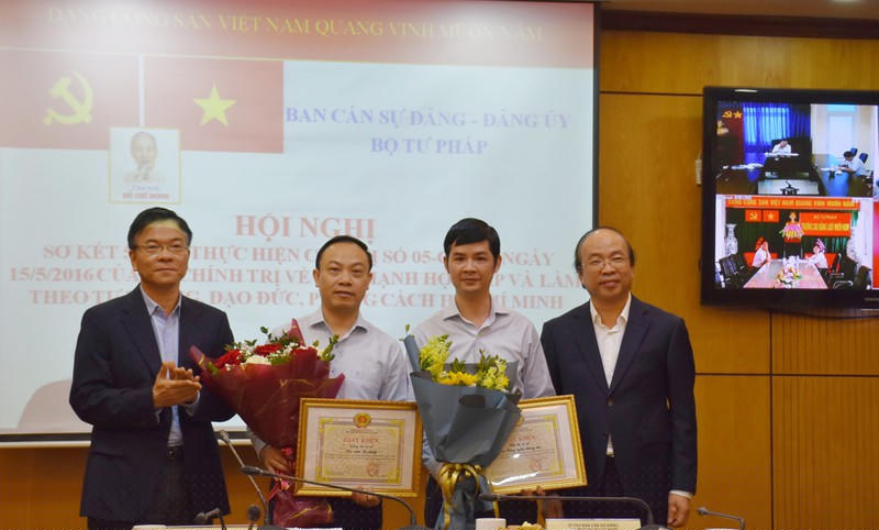Tặng Giấy khen cho các tập thể có thành tích tiêu biểu, xuất sắc trong 5 năm thực hiện Chỉ thị 05-CTTW. 