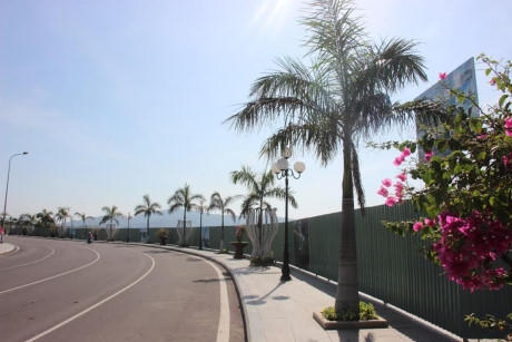 Hàng rào che chắn hành lang đi bộ sát bãi biển của người dân.