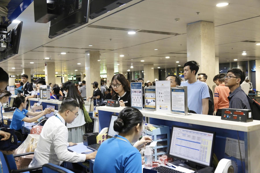 Hành khách làm thủ tục tại sân bay Tân Sơn Nhất