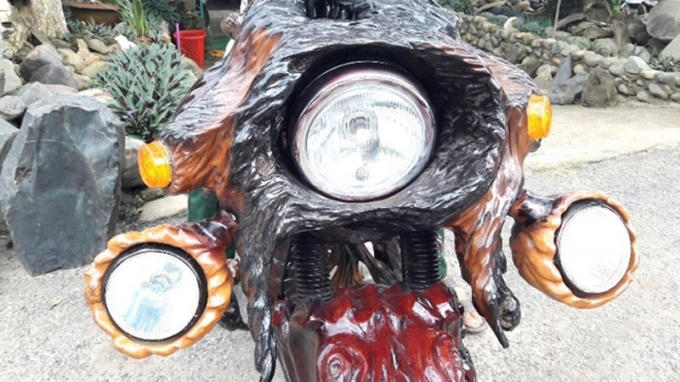 Đây là thành quả sau nửa năm ông Sơn miệt mài chế tạo dựa trên bộ máy đã gần như hư hỏng toàn bộ phần vỏ của chiếc xe ba gác 175 phân khối và một số bộ phận từ chiếc xe mô tô cũ. 