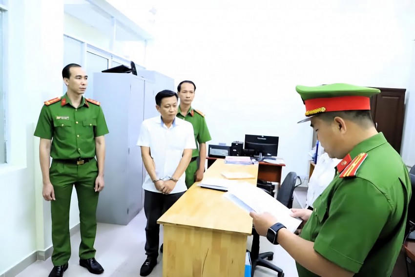Công an TP. Biên Hoà thi hành lệnh bắt tạm giam Nguyễn Hiếu Cường.