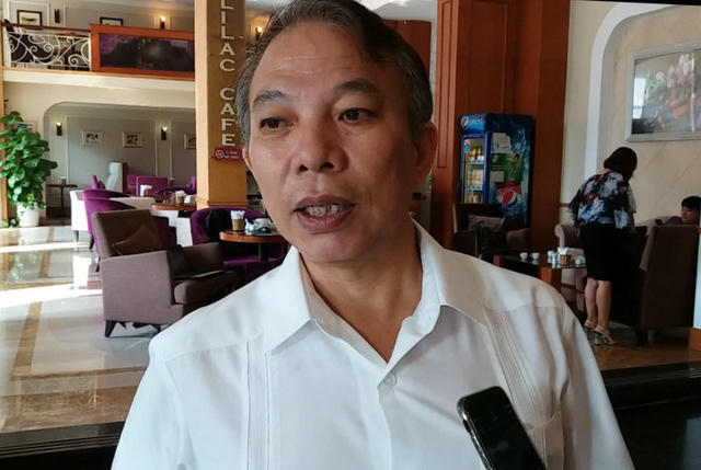 &Ocirc;ng Mai Đức Ch&iacute;nh trao đổi với b&aacute;o giới trước giờ họp.