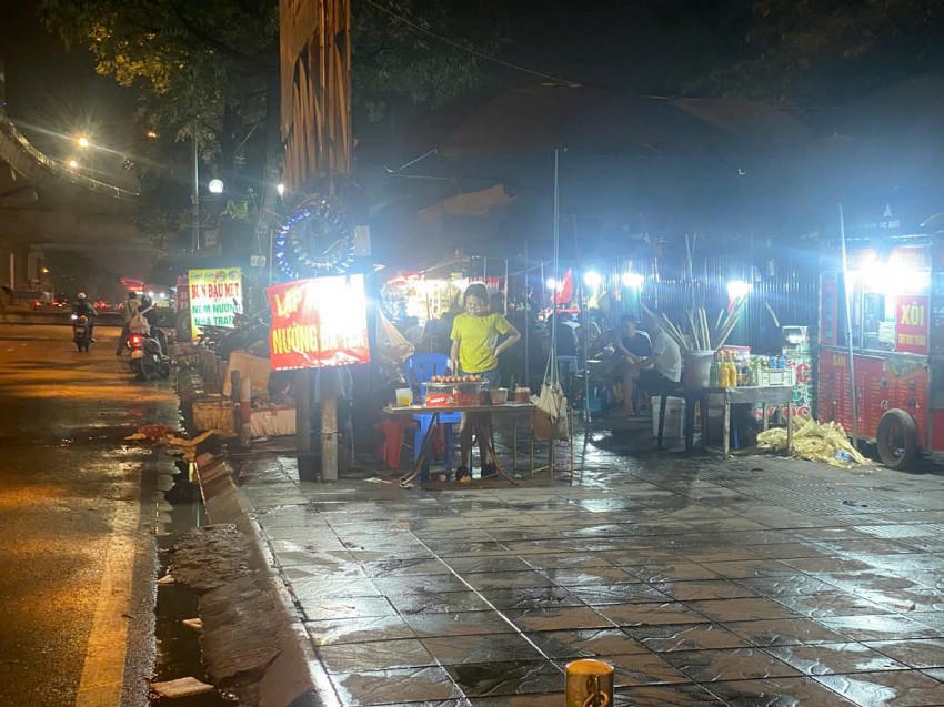 Vỉa hè trước cổng trường ĐH Công nghiệp Hà Nội bị lấn chiếm làm nơi kinh doanh buôn bán cả ngày lẫn đêm.