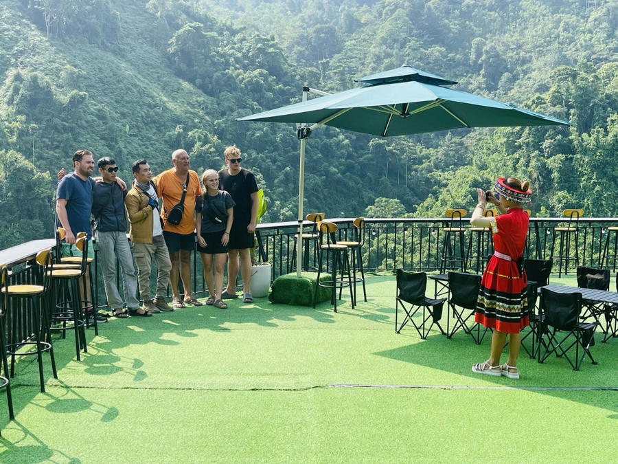 Du khách check in tại điểm dừng chân Cát Lý Camping.