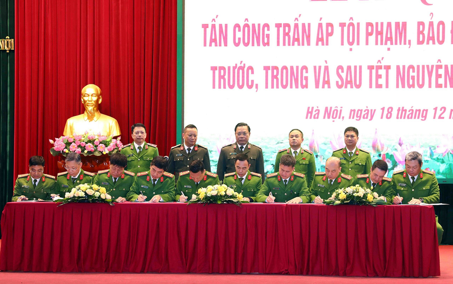 Các đơn vị Công an các quận, huyện, thị xã ký cam kết với Giám đốc CATP quyết tâm thực hiện tốt cao điểm đảm bảo ANTT Tết Nguyên đán Giáp Thìn 2024