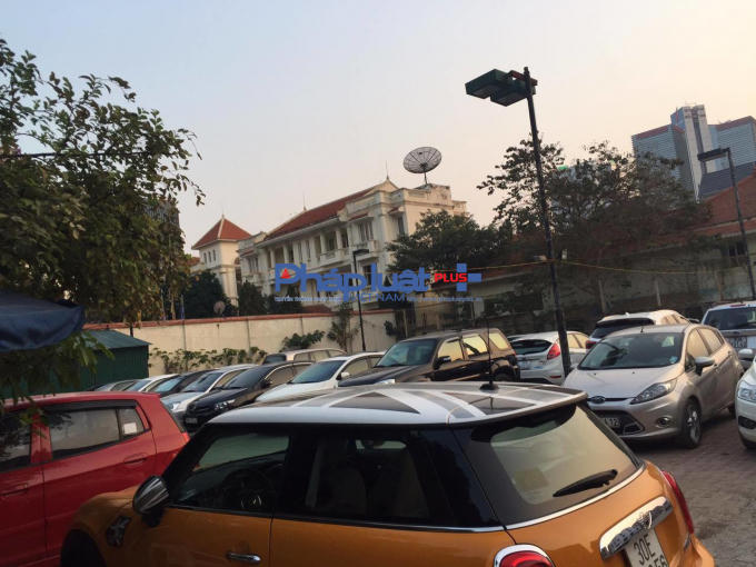 Hàng chục chiếc xe được trông giữ trong đất dự án.