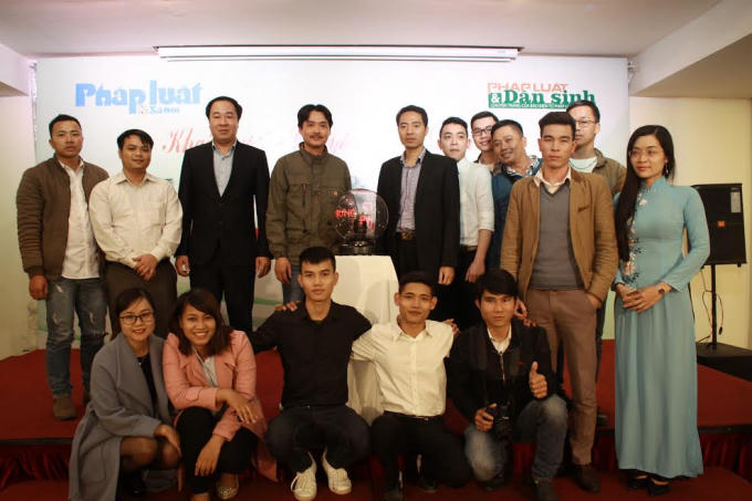 Ban biên tập tặng hoa ông Nguyễn Hùng Sơn, Thư ký tòa soạn chuyên trang Pháp luật &amp; Dân sinh và ông Nguyễn Hồng Văn, Giám đốc Cty cổ phần Dân sinh Việt Nam.