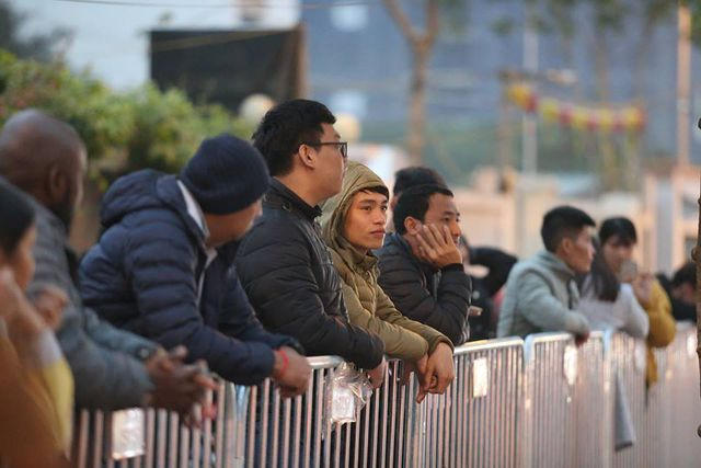 Người dân đứng xem và các phóng viên miệt mài tác nghiệp trong điều kiện an ninh thắt chặt trước khách sạn Marriott.