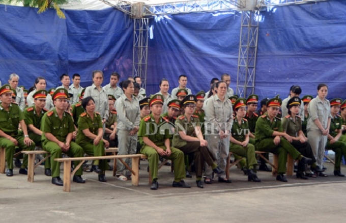 Cơ quan điều tra làm rõ Huệ là một mắt xích quan trọng trong đường dây buôn bán ma túy của đường dây “nhánh” do Sa Văn Cầu (SN 1974, ở Mộc Châu, tỉnh Sơn La, đang lẩn trốn và hoạt động phạm tội trên lãnh thổ Lào) nổi lên từ đầu năm 2012. Tổng số băng nhóm đã vận chuyển, tiêu thụ ma túy trót lọt của nhóm này khoảng 1.000 bánh heroin, 10kg ma tuý đá và 120.000 viên ma túy tổng hợp. Trong ảnh: Huệ (đứng đầu bên phải) cùng các phạm nhân khác trong phiên tòa phúc thẩm TAND Tối cao vào tháng 6/2014.