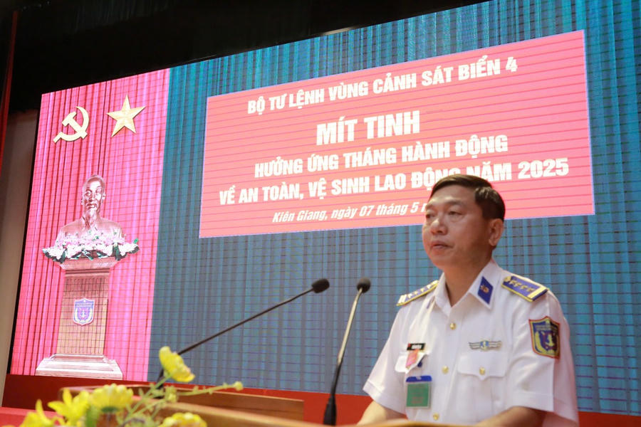 Đại tá Trần Nguyên Lai - Phó tư lệnh, Tham mưu trưởng, BTL Vùng Cảnh sát biển 4 chủ trì buổi mít tinh