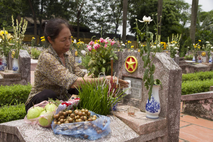 Lau sạch sẽ lại phần tên của liệt sĩ.