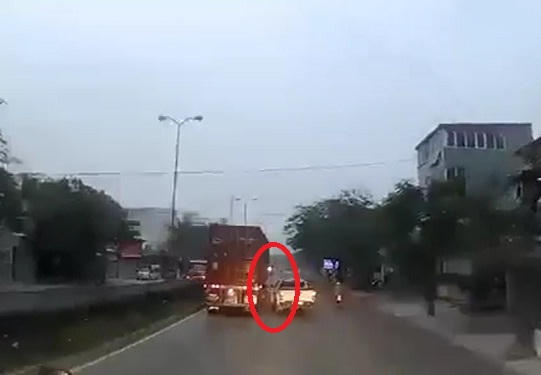 Chiếc xe b&aacute;n tải su&yacute;t va chạm với xe container sau khi vượt kh&ocirc;ng th&agrave;nh. (Ảnh: Cắt từ clip)