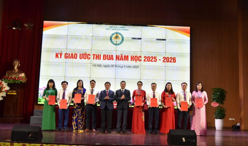 Lãnh đạo Học viện Tài chính trao giao ước thi đua cho các đơn vị trực thuộc Học viện.