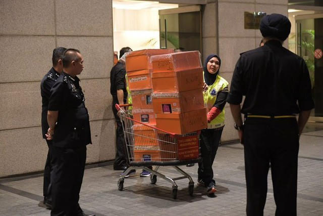 Hàng trăm túi xách hàng hiệu được tìm thấy trong nhà cựu Thủ tướng Malaysia Najib (Ảnh: Straits Times)