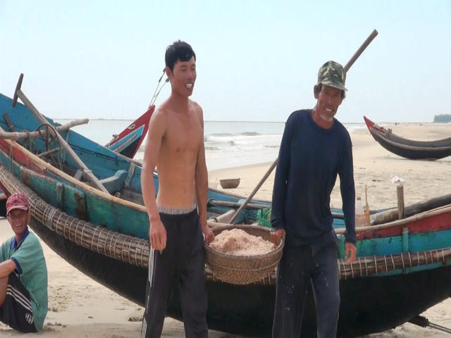Ngư d&acirc;n phấn khởi v&igrave; bội thu ruốc biển.
