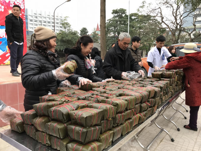 Hàng trăm chiếc bánh chưng được đặt tại làng nghề nổi tiếng xứ Nghệ vừa mới ra lò được chuẩn bị để gửi tới các bệnh nhân đang điều trị tại đây.