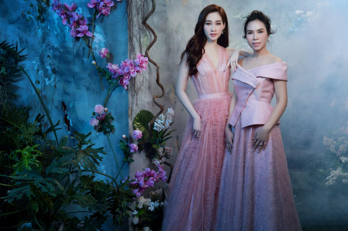 Gam màu hồng trở thành gam màu đầy quyền năng, gam màu đánh thức vẻ đẹp của người phụ nữ. Và nét đẹp đó càng được thể hiện rõ nét trong BST "Blooming moment". Hình ảnh quyến rũ của các người đẹp bên CEO Elise Lưu Nga trở nên ấn tượng và đầy thu vị cho những chuyến khám phá mới trong hành trình thời trang của phái đẹp.