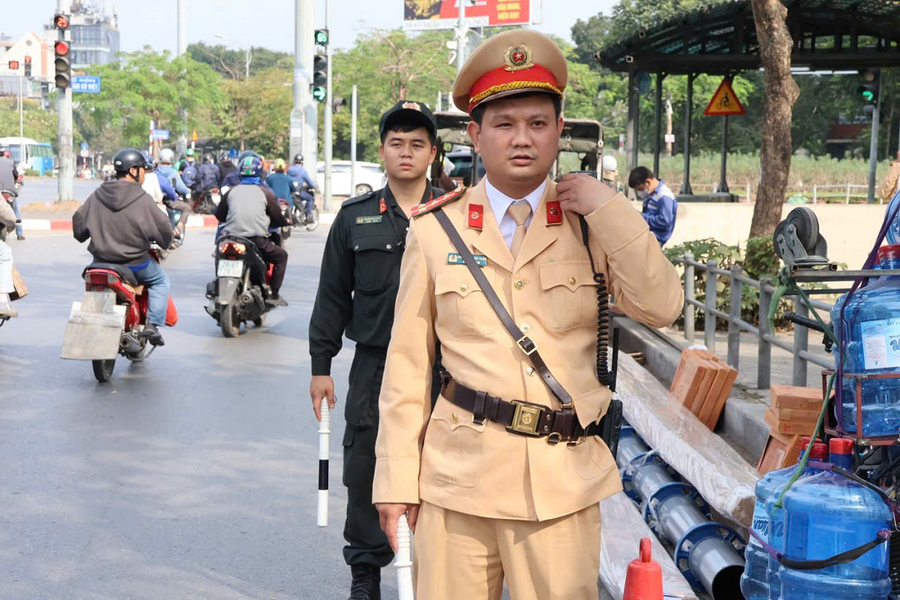 Tổ công tác đặc biệt gồm CSGT, CSCĐ xử lý các vi phạm trong giờ cao điểm.