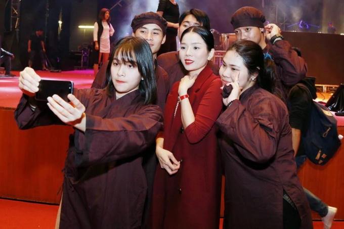 Lệ Quy&ecirc;n chụp h&igrave;nh c&ugrave;ng c&aacute;c diễn vi&ecirc;n quần ch&uacute;ng trong m&agrave;n t&acirc;m linh.