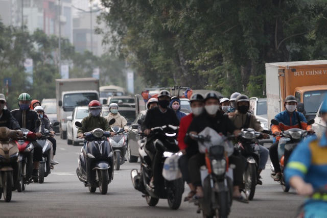 Trên một số tuyến phố chính như Nguyễn Chí Thanh, đường Láng, Lê Văn Lương, Nguyễn Trãi... phương tiện đi lại đông đúc