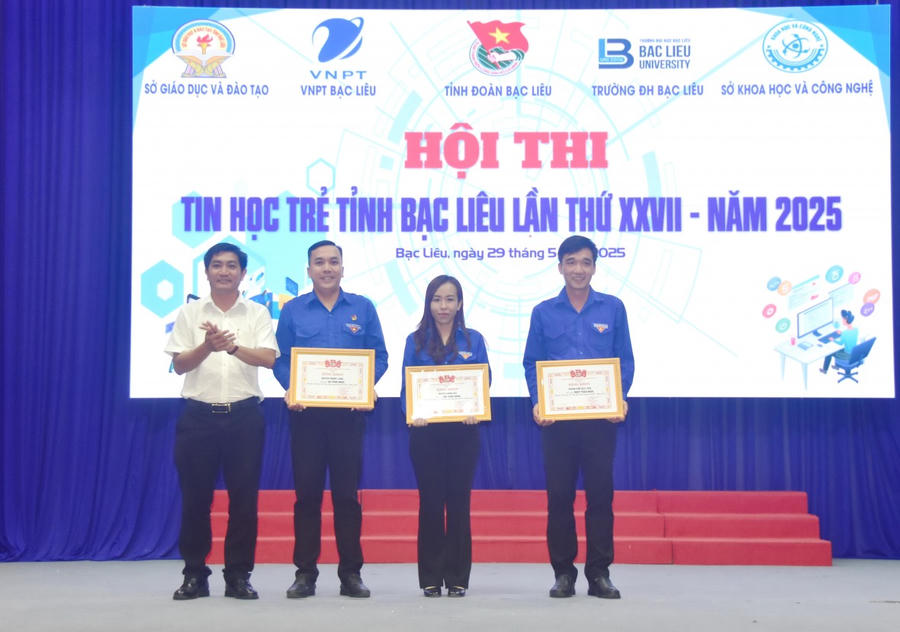 Ông Bùi Minh Hải - Phó Chủ tịch Ủy ban MTTQ Việt Nam tỉnh Bạc Liêu, trao giải Nhất, Nhì và Ba toàn đoàn.