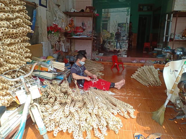 Người làm vàng mã hối hả vào vụ Tết.