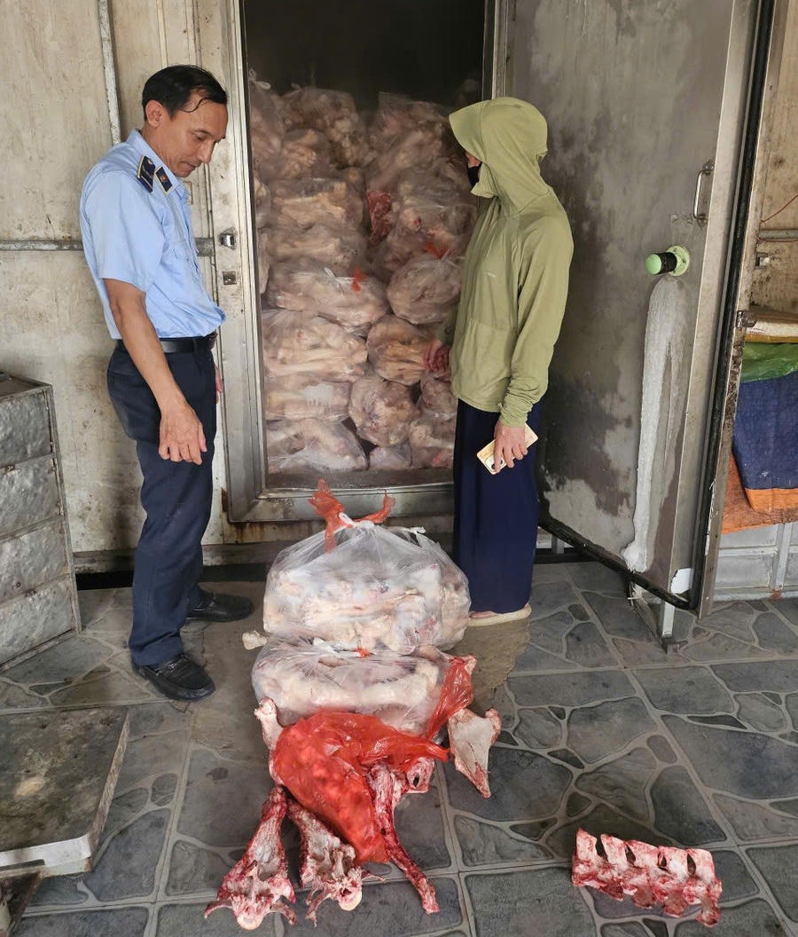 Lực lượng QLTT TP Hà Nội thu giữ 3.500 kg xương bò không rõ nguồn gốc.