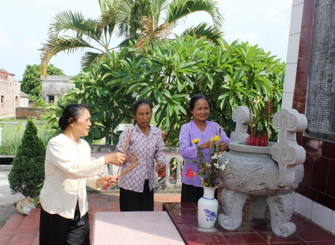 Thắp nén hương thơm cầu cho các liệt sĩ an giấc ngàn thu.