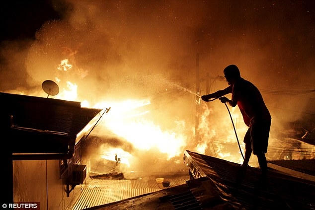 Vụ hỏa hoạn do đốt pháo hoa đã thiêu rụi khoảng 1.000 ngôi nhà. (Ảnh: Reuters)