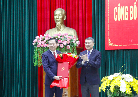 Đồng chí Lê Minh Hưng, Ủy viên Bộ Chính trị, Bí thư Trung ương Đảng, Trưởng Ban Tổ chức Trung ương trao quyết định cho đồng chí Nguyễn Long Hải giữ chức Bí thư Tỉnh uỷ Quảng Trị.